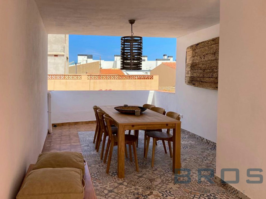 MEDITERRANEAN CHARM IN THE OLD TOWN OF L’ESCALA: RENOVATED BUILDING WITH STUDIO AND DUPLEX