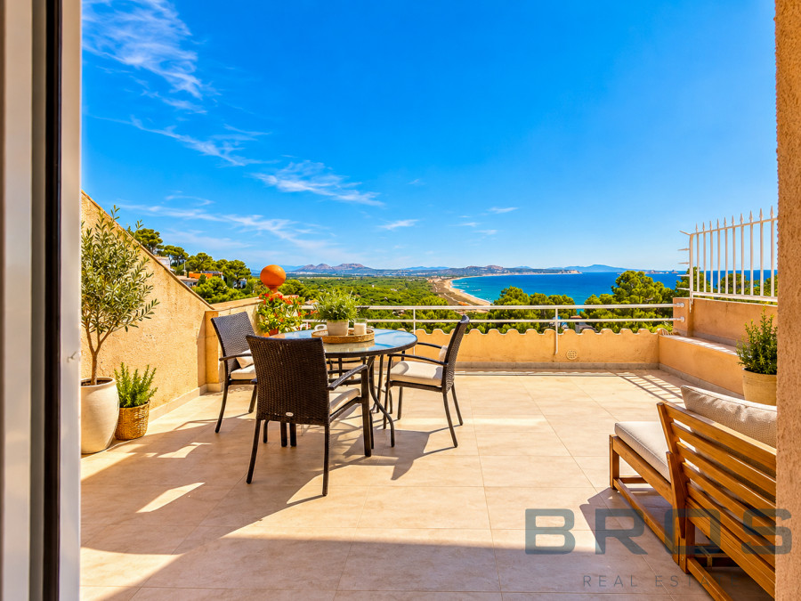 TOWNHOUSE WITH SEA VIEWS, LARGE TERRACES, AND TWO PARKING SPACES IN BEGUR