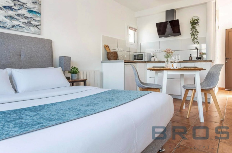 BEAU STUDIO RÉNOVÉ À 150 MÈTRES DE LA PLAGE
