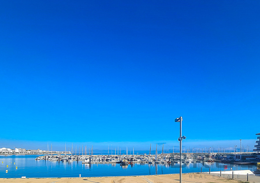 PIS EN PLANTA BAIXA A 1 MINUT DE LA PLATJA DE RIELLS I DEL PORT – AMB LLICÈNCIA DE LLOGUER TURÍSTIC!