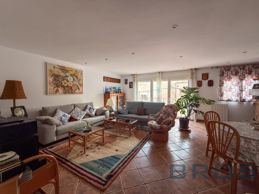 CASA CON 5 DORMITORIOS Y 3 BAÑOS A PIE DEL CENTRO