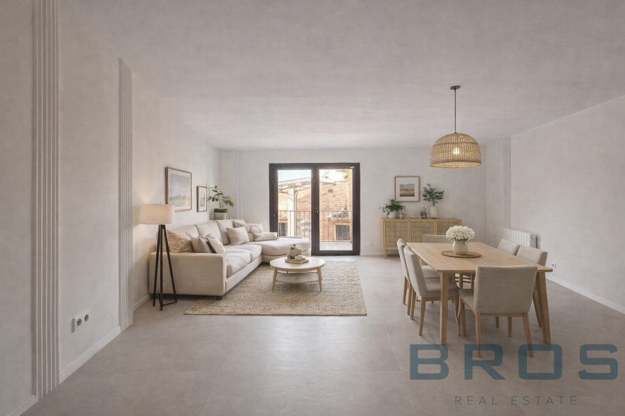 RENOVATED APARTMENT IN THE CENTRE, 1 MINUTE FROM THE SEA, WITH LIFT AND 2 BALCONIES