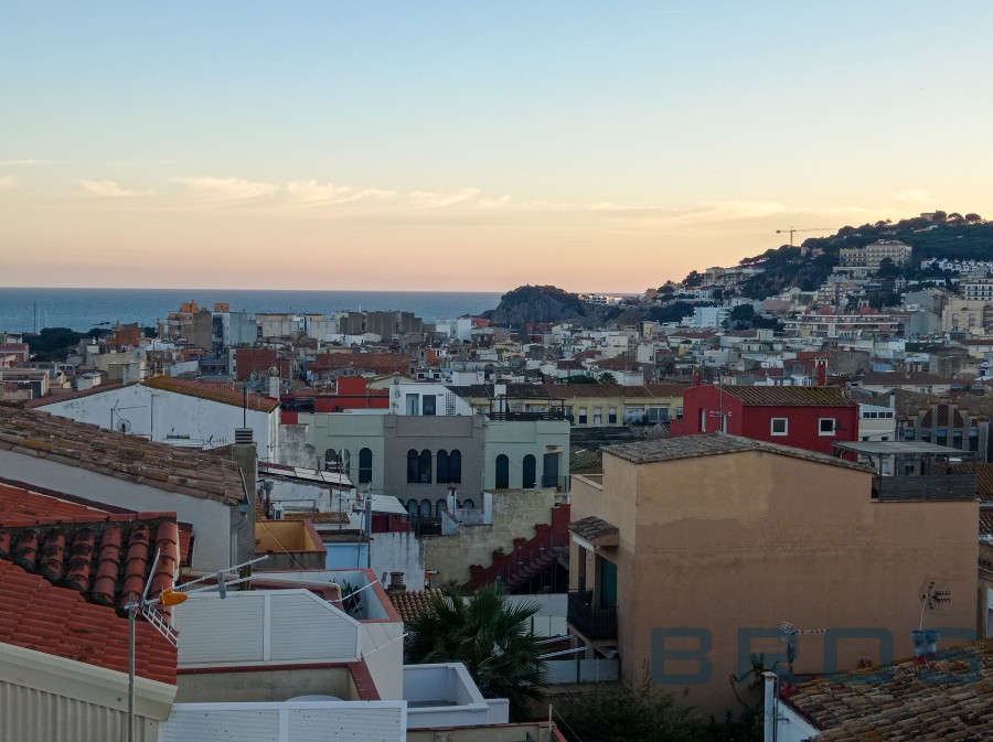 CASA ESQUINERA A REFORMAR A 12 MINUTOS DE LA PLAYA