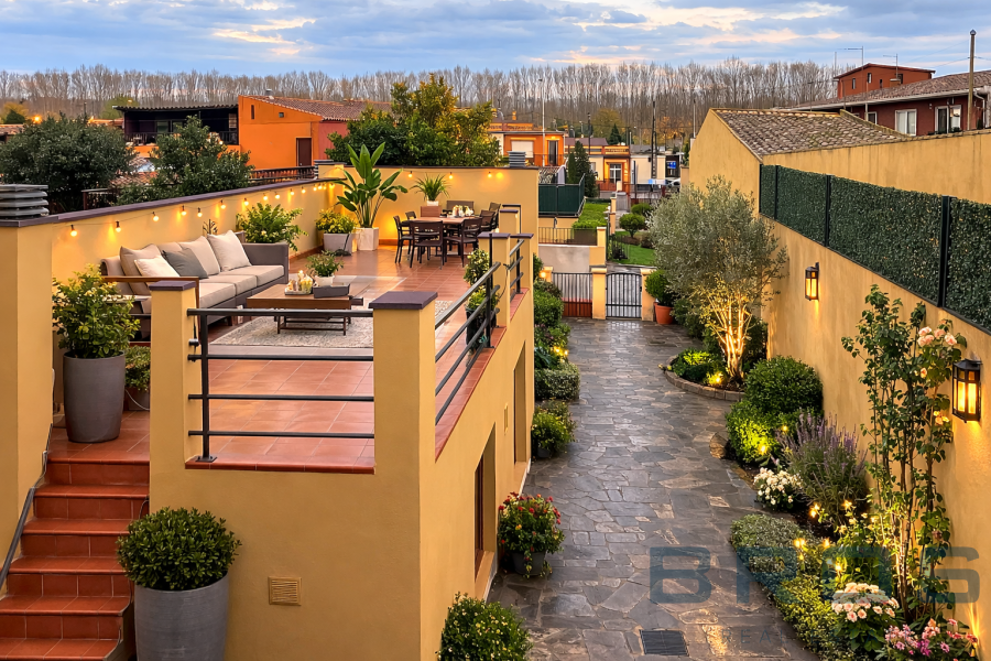 CASA CON JARDÍN EN EL CENTRO DE RIUDARENES SOBRE PARCELA DE 484 M² CON GRAN POTENCIAL URBANÍSTICO