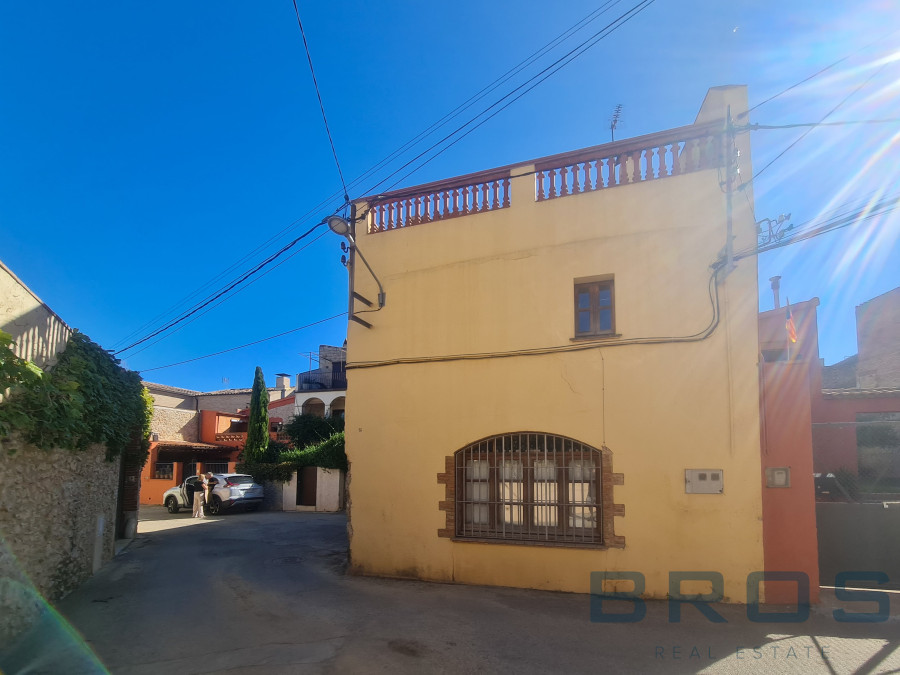 CASA DE POBLE DEL 1900 EN PERFECTE ESTAT AL CENTRE D’ALBONS