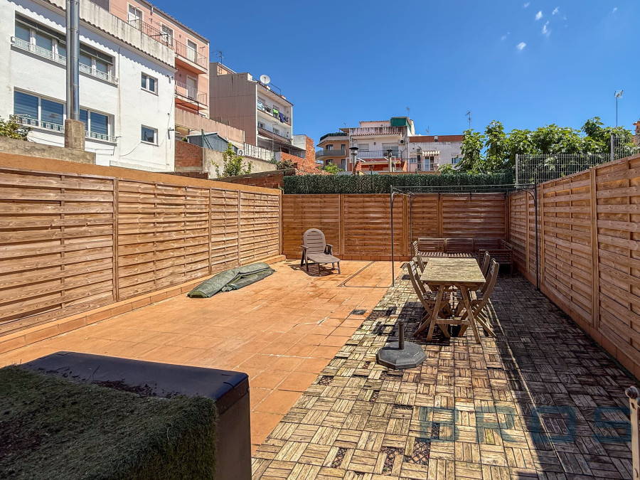 GROUND FLOOR FLAT WITH LARGE PRIVATE TERRACE IN SANT FELIU DE GUÍXOLS