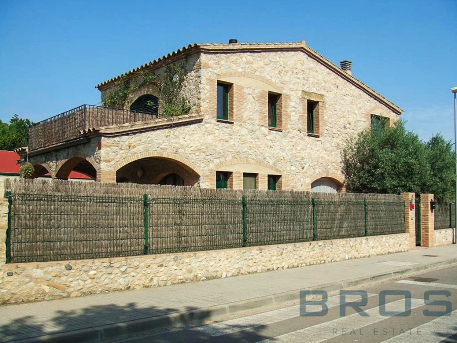 BEAUTIFUL RUSTIC-CONTEMPORARY VILLA WITH GARDEN, SWIMMING POOL AND JACUZZI IN L’ARMENTERA